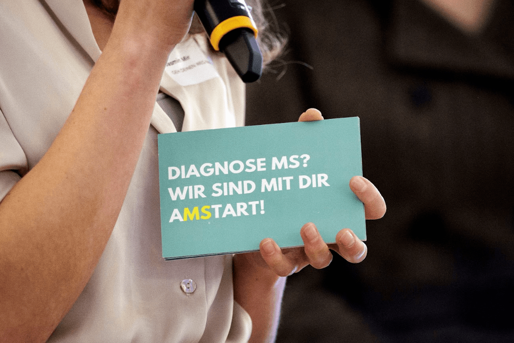Postkarte mit der Aufschrift: Diagnose MS? Wir sind mit dir aMStart!